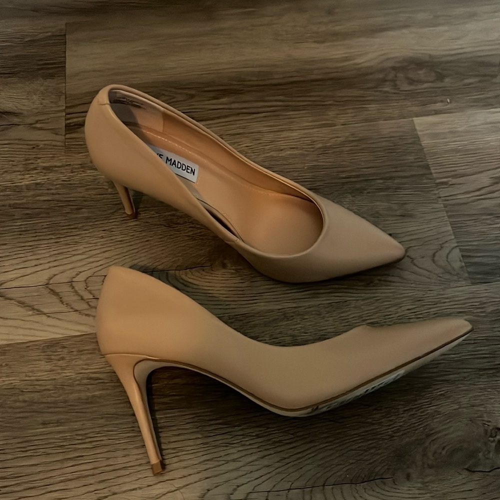 SOLD Nude Steve Madden pumps